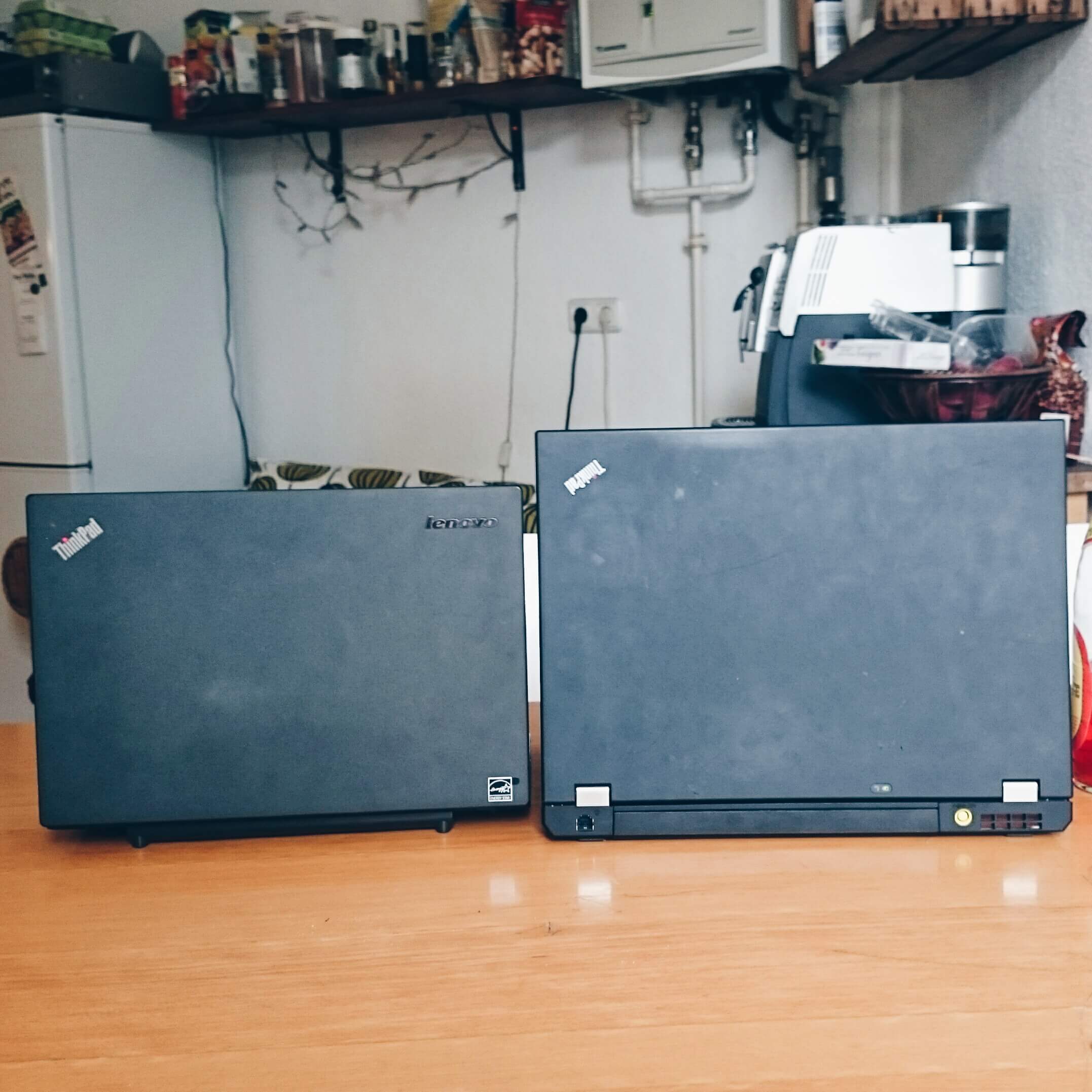 zwei Laptops in Küche