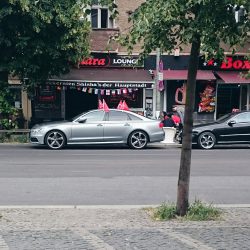 Auto mit Fahnen
