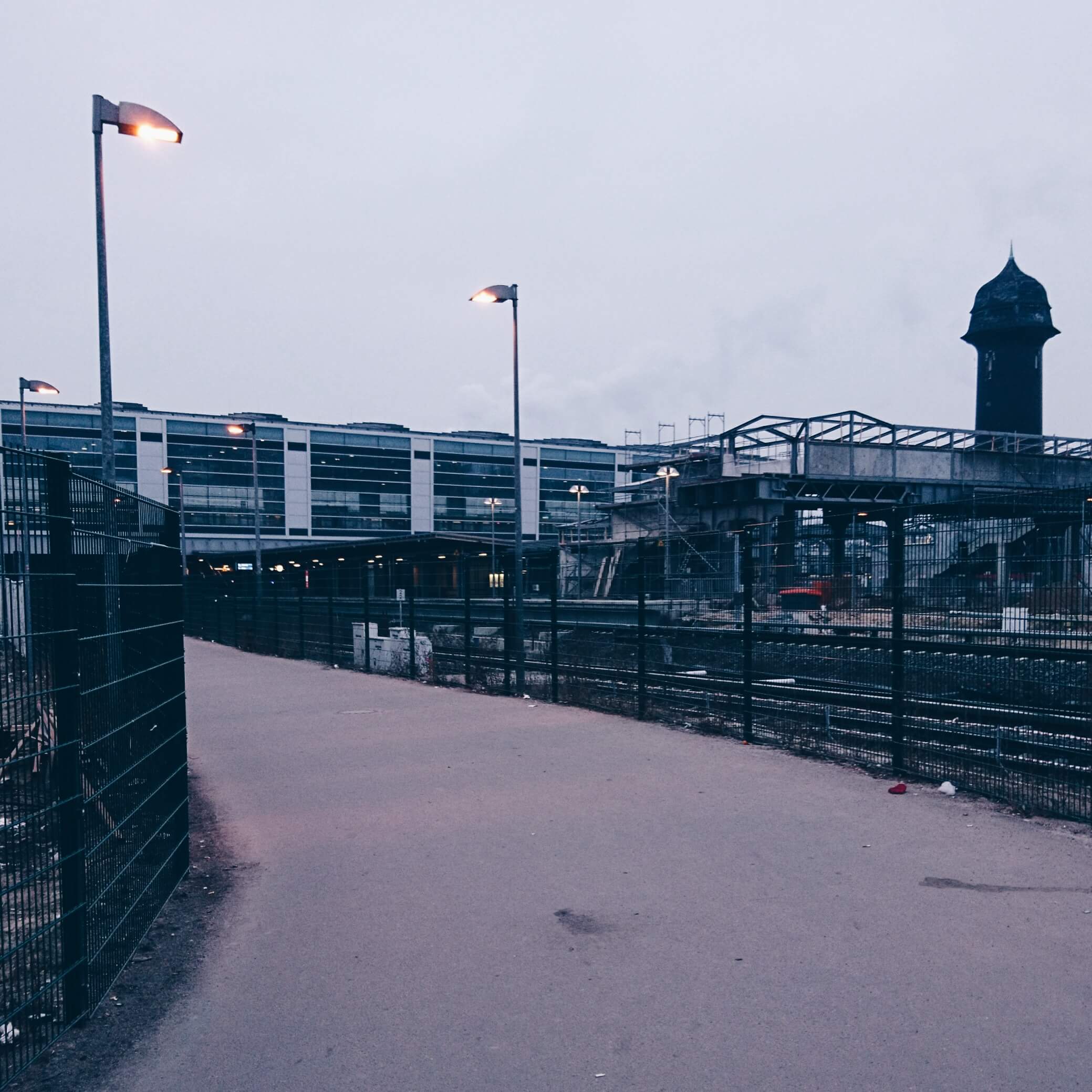 Blick auf den S-Bahnhof Berlin Ostkreuz mit Wasserturm