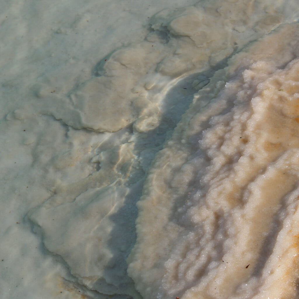 Salzkruste im Toten Meer
