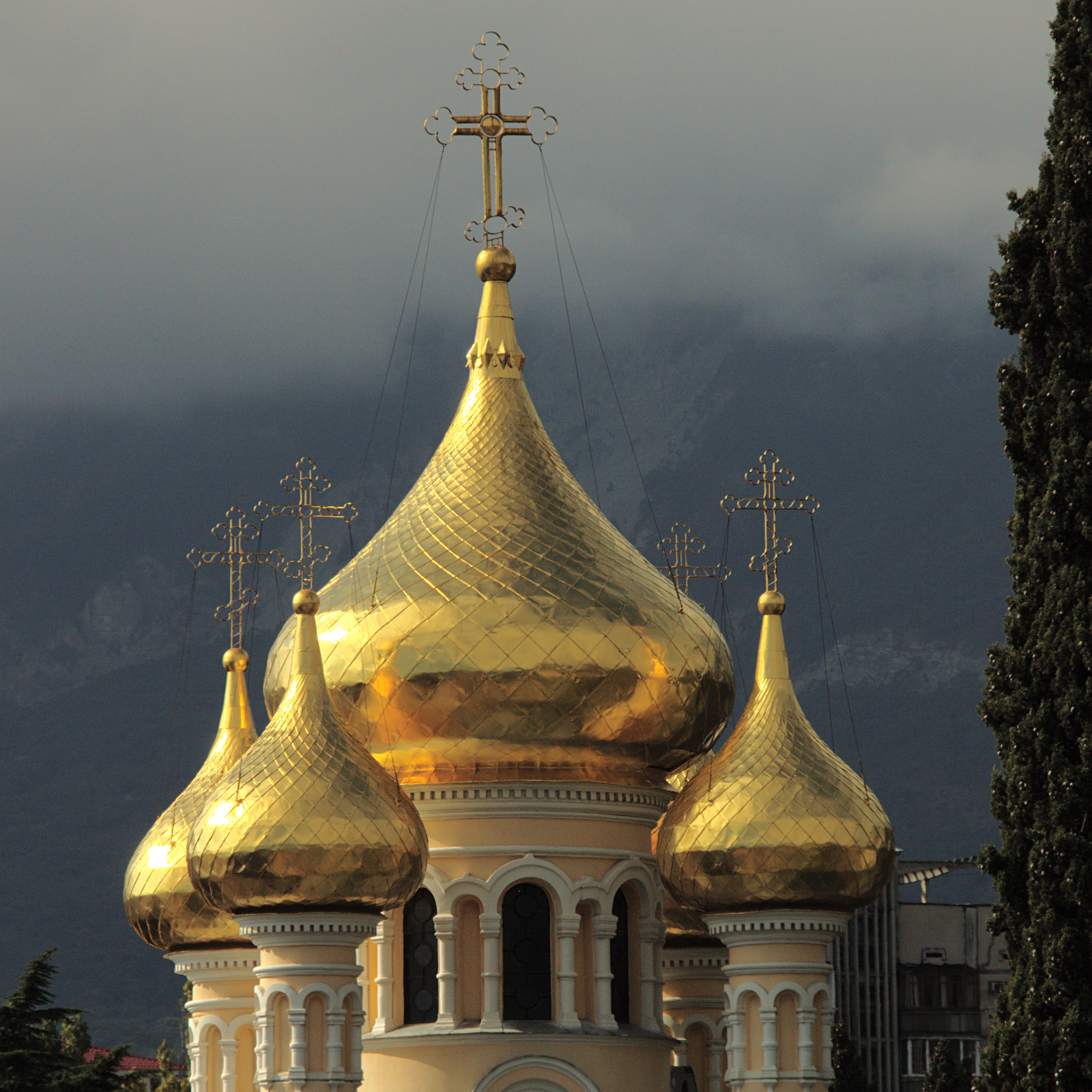 goldene Zwiebeltürme in Jalta