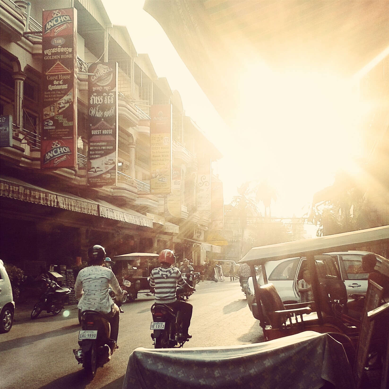 Straße in Phnom Penh bei Sonnenuntergang