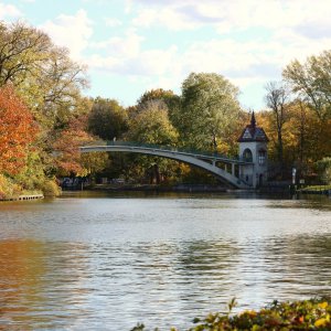 Brücke zur Insel der Jugend im Treptower Park Berlin
