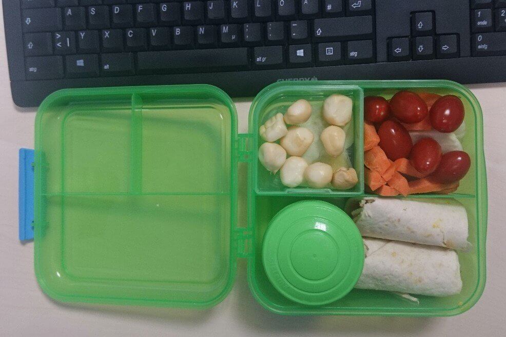 grüne Box aus Plastik, gefüllt mit Lebensmitteln